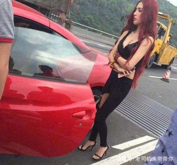 美女雨天开法拉利炸街，高速追尾本田，看到车主后不好意思索赔了