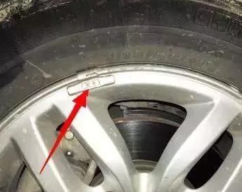 开车这么多年，竟不知轮毂上还有这么个能救命的小东西！细思极恐