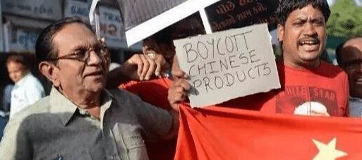 10万印度人涌上街头，高举中国五星红旗，呐喊声不绝于耳
