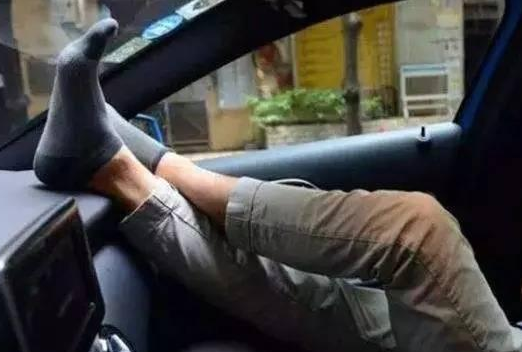 在熟人车里干这8件事，你就是整条gai上最讨人嫌的仔和妞