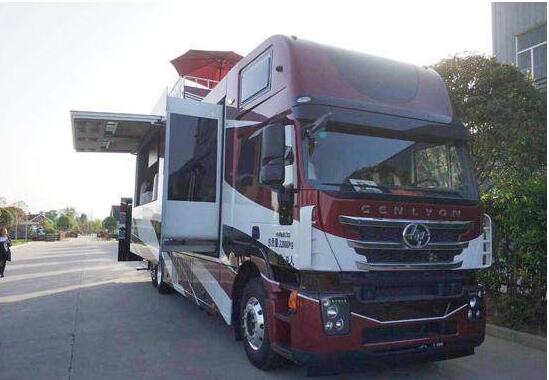 内饰堪比五星酒店？这辆超大号房车200万起售，被称为“路上游艇”