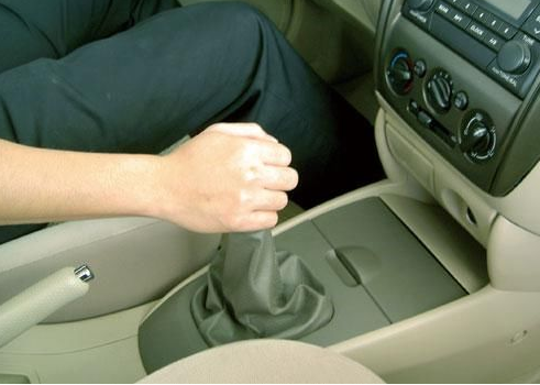提问：停车时先踩离合还是先踩刹车？跪求老司机指导！