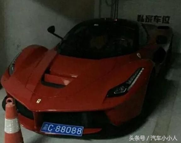 一辆破车挂着5个1的车牌，走近看才发现这破车这不一般！