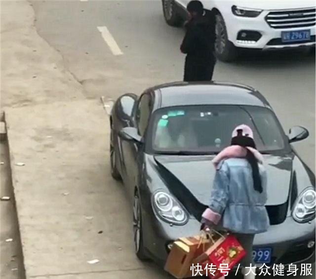 149万保时捷现云南，车牌4个9值80万，但女车主比车牌还吸睛！