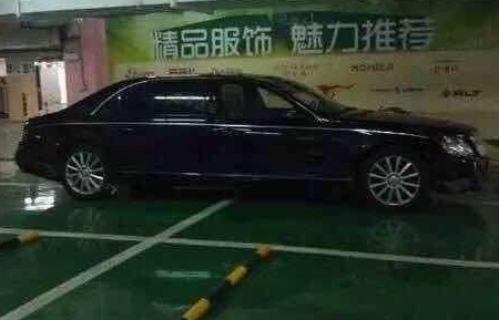 富二代一辆车占四个车位，网友要给他点颜色，看到车上的纸条懵了