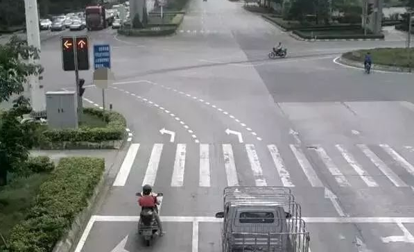 “左转弯待转区”也会闯红灯？目前很多车主都中招了！