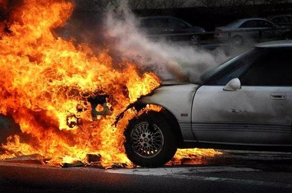 电动车起火事件接二连三，找厂家赔还是保险赔？