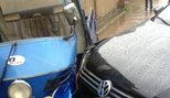 大众帕萨特猛撞电动三轮车，看完两车差距，网友：大众得给个说法