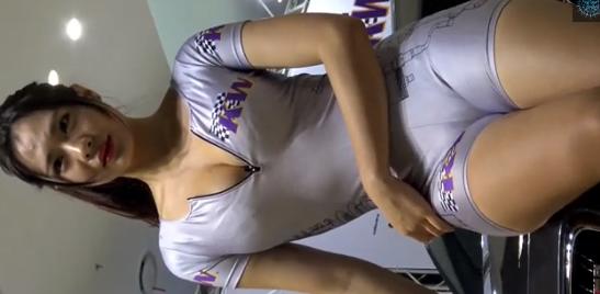 身材凹凸有致的性感美女车模
