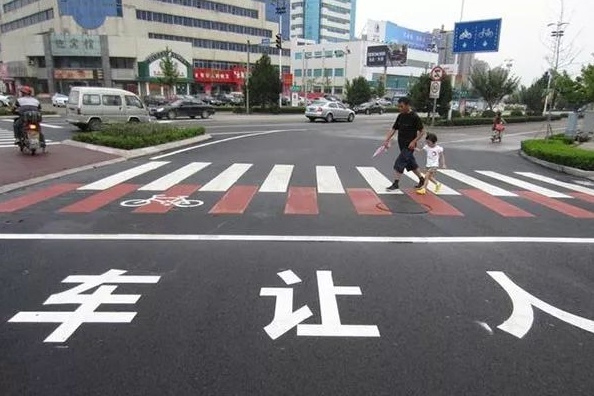 新交规又来了，礼让行人加码“五米禁停区” 车主苦不堪言