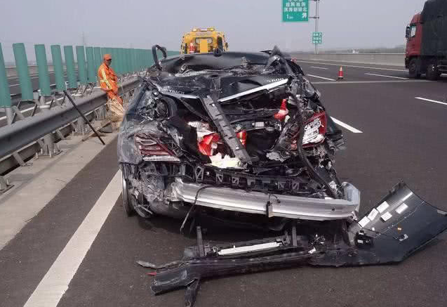 怎样避免高速爆胎后车毁人亡？这里告诉你答案