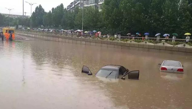 暴雨天开车要这样做，否则车辆受损后，保险公司一分钱都不赔