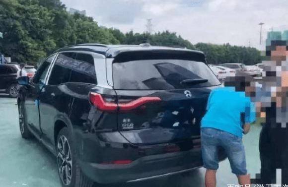 刘强东马化腾出资造的车，却纷纷遭遇抠车标，车主：不抠不敢开