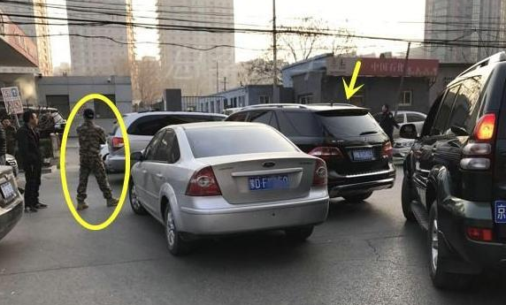 小伙路遇吴京，一激撞上吴京的百万奔驰了，事后竟还要与他留影！