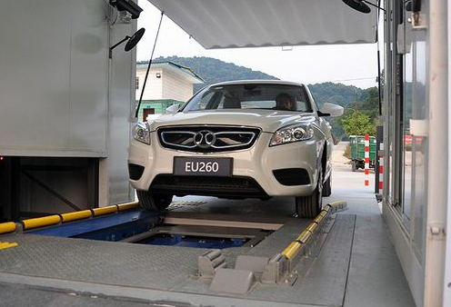 广州首座纯电动汽车换电站启动 换一次电池仅需2分46秒