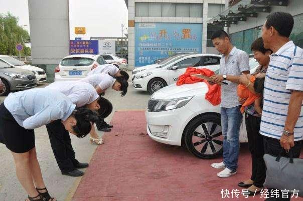 男子交了全款买车却被要求加价, 商家: 自己不聪明不要怪我们