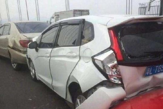 肇事女司机比跑车“诱人”，本田飞度被法拉利追尾，网友:真养眼