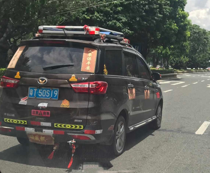 这辆车贴满车贴，网友：你的车中风了？车贴你不知道的事都在这儿