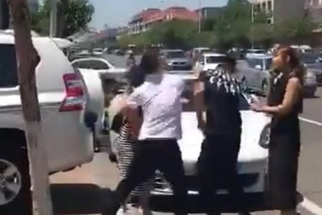 车被堵打了20多个电话保时捷车主才现身，一见面就干起来！