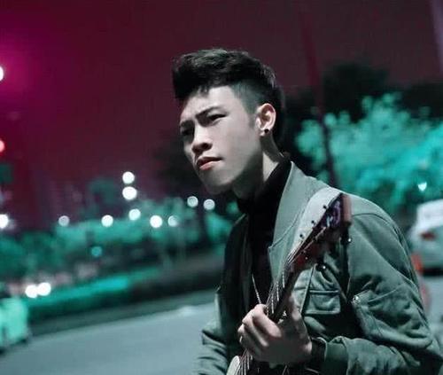 靠一首歌狂赚一亿，现开百万豪车判若两人，网友：他还能火多久？