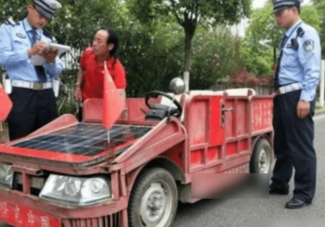 大爷自己在家造车，没想到刚开出去就被交警扣下了！