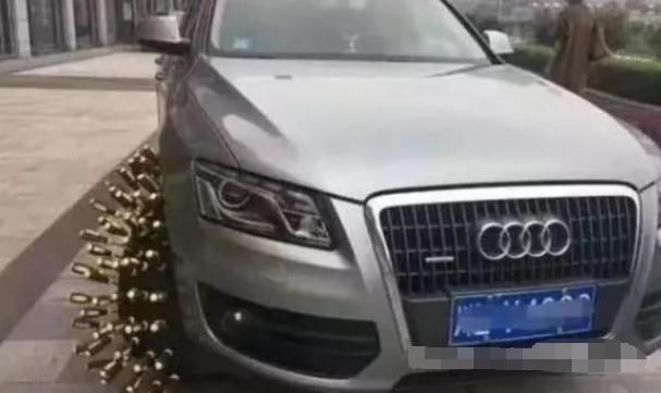 老公刚买的新车却怎么也不走，姑娘下车一看，让自己的轮胎吓到了