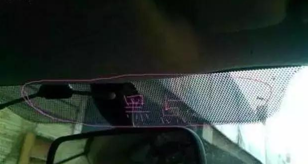 连老司机都不知道！原来挡风玻璃上的小黑点有这用处