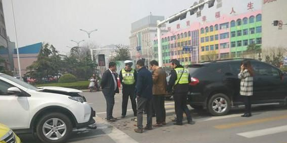 日系车追尾比亚迪，车主以为爱车报废，下车后，反而笑的很开心