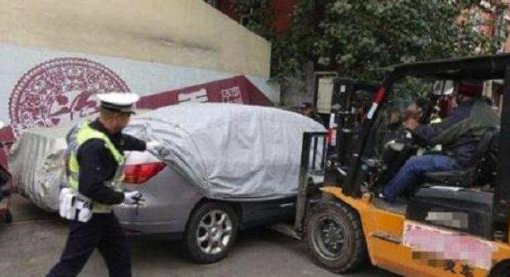 因为给爱车穿上防护“外衣”，却被扣了12分！交警：属于遮挡车牌