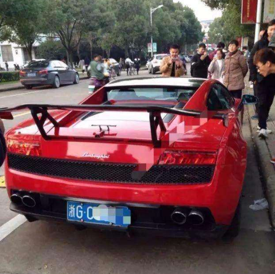 兰博基尼停大学门口, 众人看到玻璃上的纸条后, 大骂车主不要脸