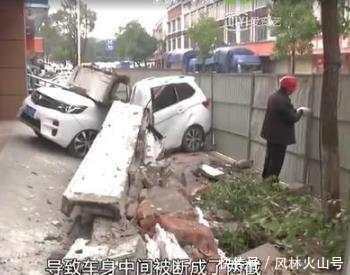 新车刚买半年, 被8米横梁腰斩报废, 屋主: 我不负责任