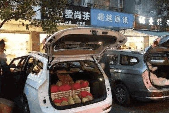 私家车后备厢装两箱水果被罚款？交警：没罚错，交规就是这么定的