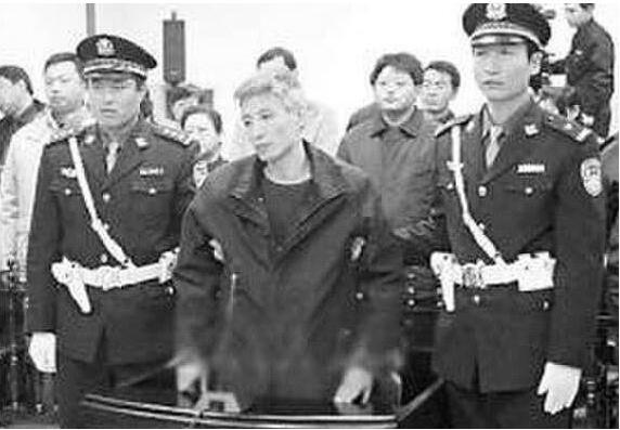 20年前这东北黑老大敢甩天王耳光，出入坐虎头奔还有辆红旗座驾