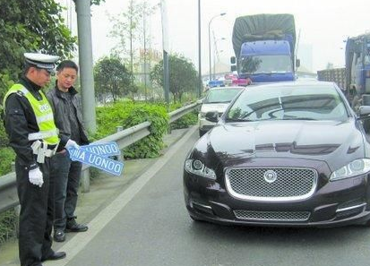 豪车不挂牌照样扣12分，车主喊冤，交警一看也忍不住笑了！