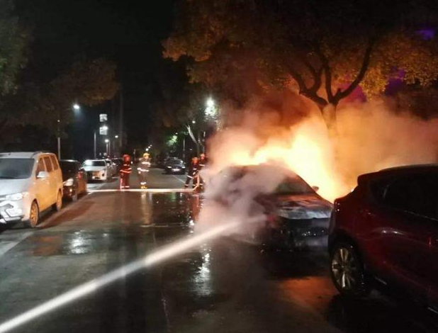 放瓶水就把车烧了，高温天开车切记别做这些事