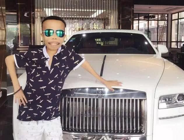 此人网上卖“丑”炫富博眼球，竟还买了劳斯莱斯，如今这个下场