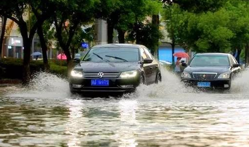大雨频发，汽车到底能涉水多深？