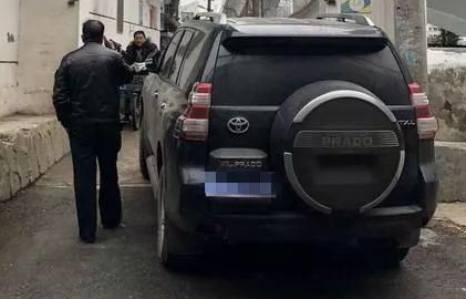 蛮横车主将豪车长期堵小区路口，看到车型后路人继续敢怒不敢言！