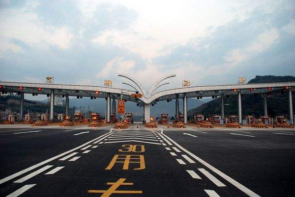 收费公路车型分类新标准9月实施 8座9座小型客车通行费减少