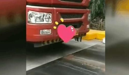 老司机开货车“跳磅”操作，过磅时前轮蹦起，网友:基本操作