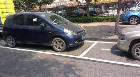 明明停在停车位里 为什么被交警贴条？