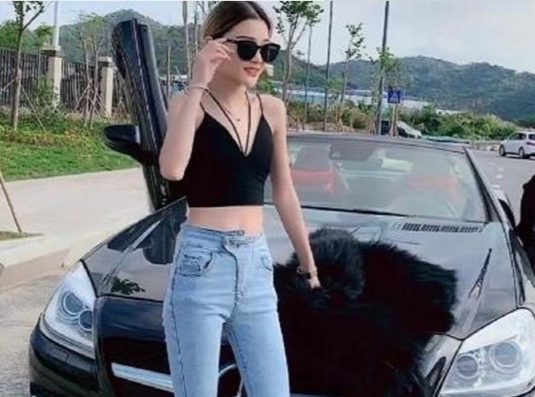 路上偶遇奔驰跑车，车主是一位美女，转身时裤子后面有个东西，瞬间尴尬了