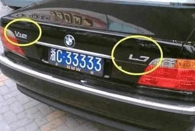 一辆车牌33333的老款宝马车，但发现真正的亮点后，路人纷纷惊呆