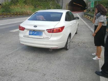 史上最心大女司机 高速上轮胎融化都没发现