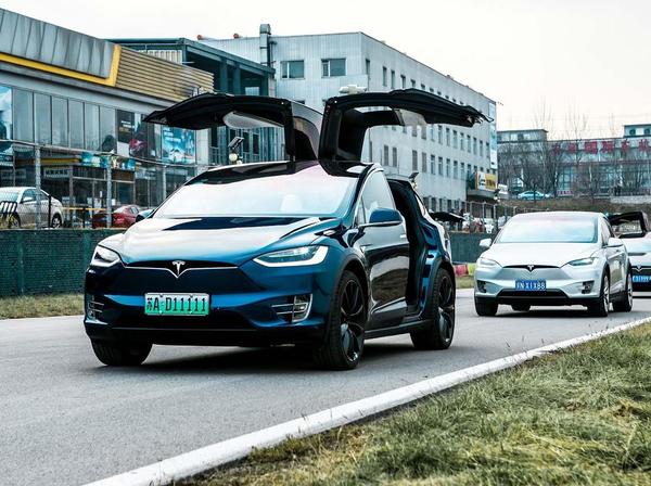 百辆特斯拉Model X灯光舞曲秀挑战吉尼斯世界纪录