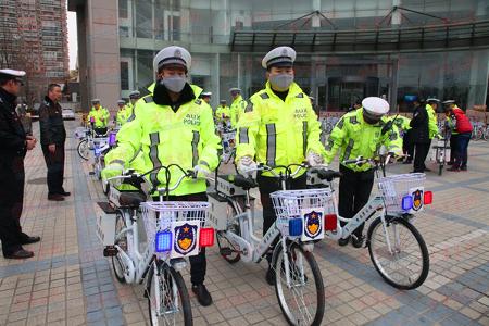回头率高!青岛交警骑电动自行车巡逻