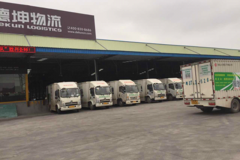 　双11快递坐上运创纯电动物流车