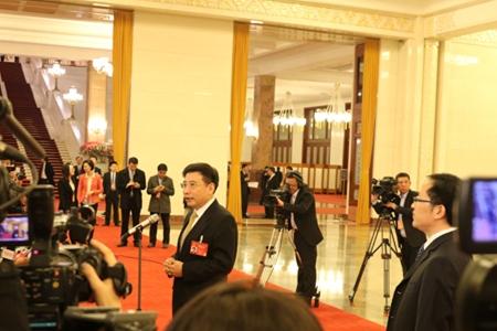 打响蓝天保卫战,总理2017全国两会的“汽车时刻”