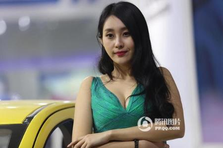 济南新能源电动汽车展 模特低胸超短秀性感身材