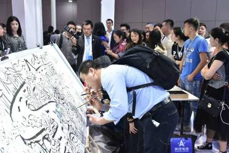玩大了！ 上海车展惊现十米插画巨作，猛狮新能源汽车动作有点儿大